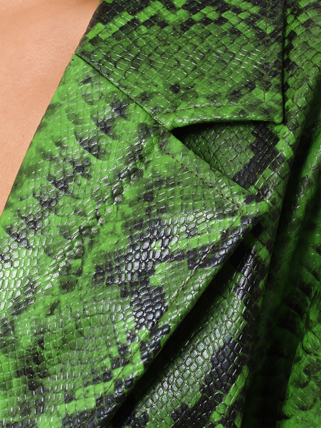 Женский плащ из экокожи