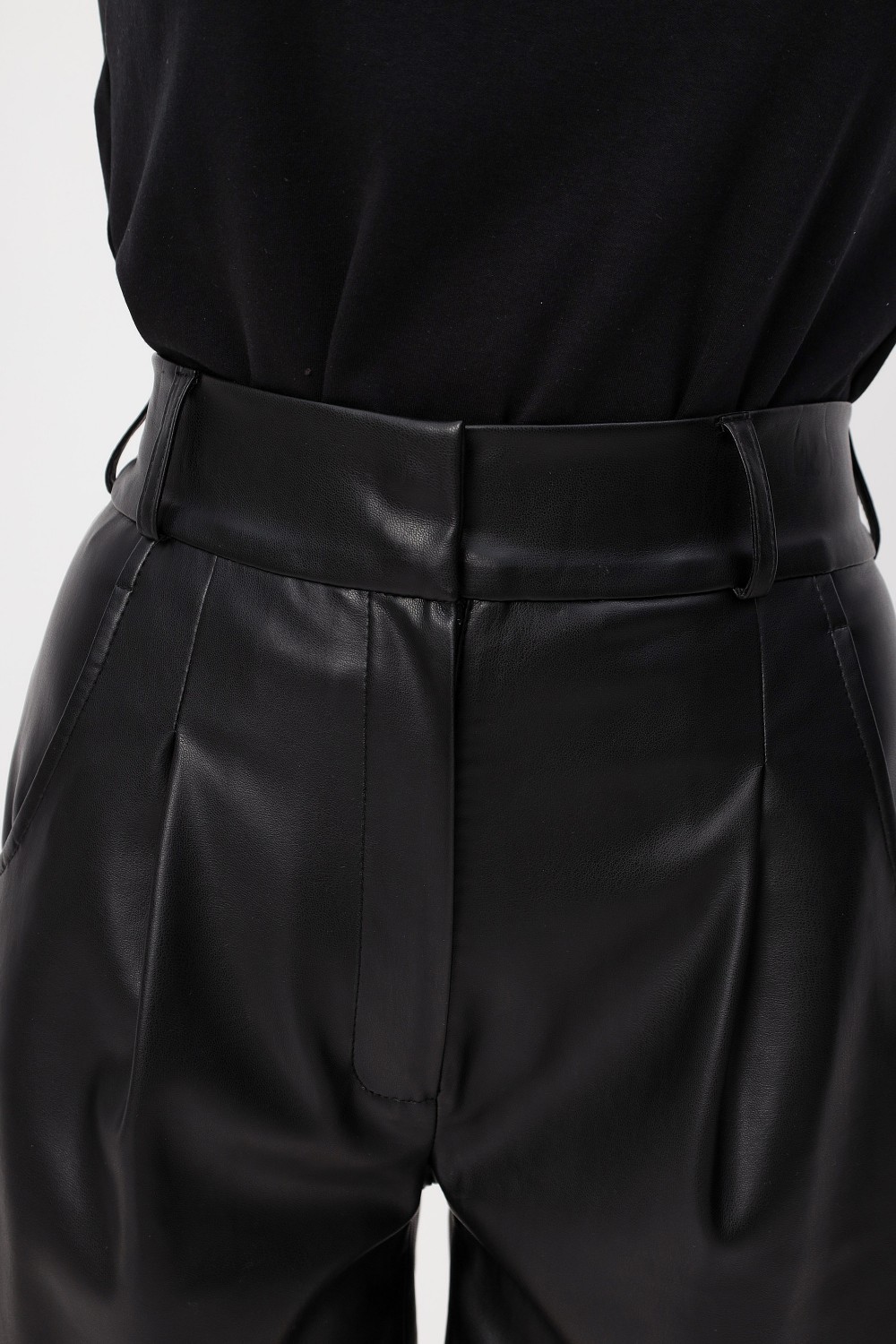 Женские шорты из экокожи